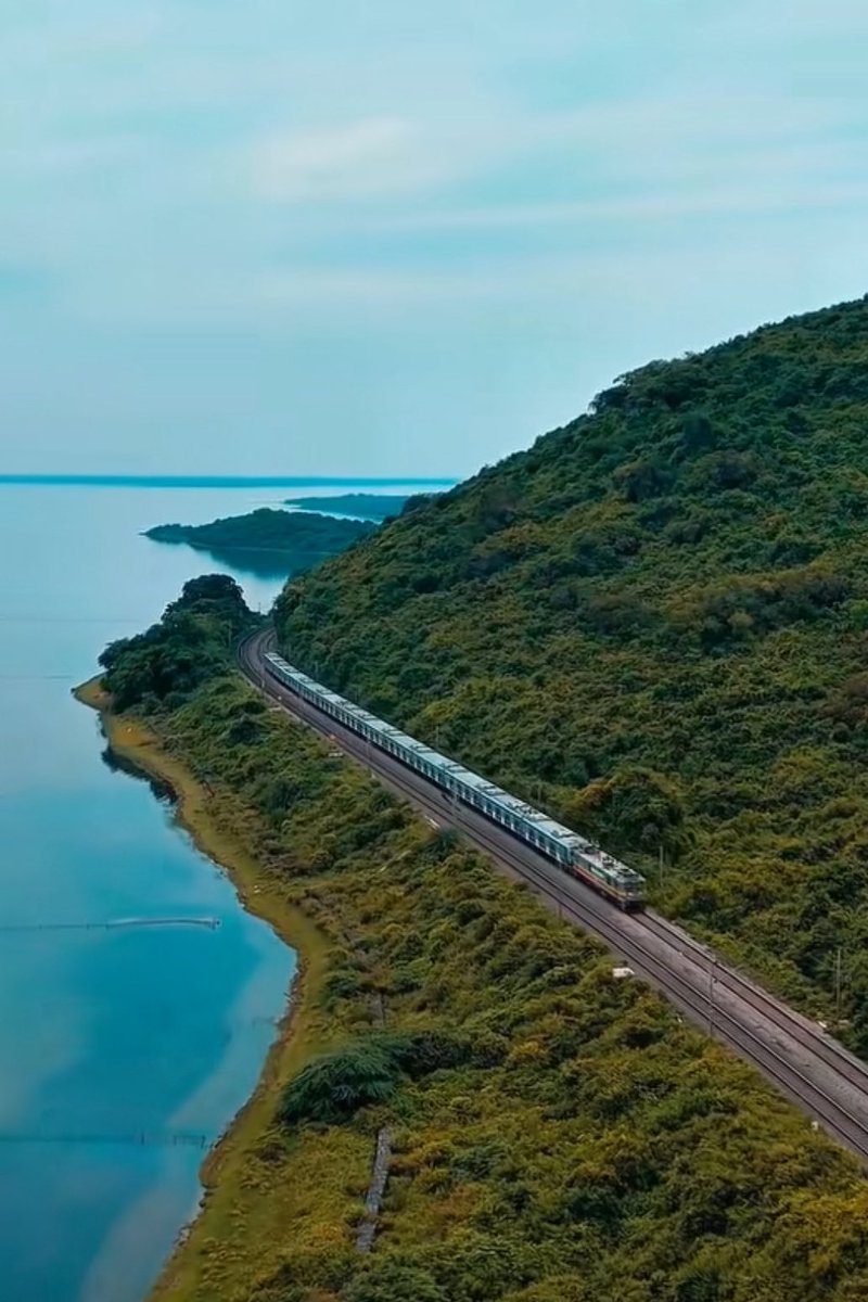 One of the scenic railway routes in India, where beautiful green hills meet the blue waters of Asia’s largest brackish lagoon. 

A train ride along the breathtaking Chilika Lake in #Odisha. 

ରହ ରହ କ୍ଷଣେ ବାଷ୍ପୀୟଶକଟ
ଦେଖିବି ଚିଲିକା ଚାରୁ ଚିତ୍ରପଟ