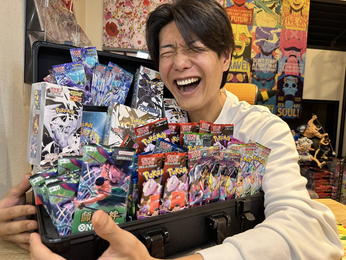 pokehosushacho's tweet photo. 🎁４７都道府県プレゼント企画🎁

お子様限定！夏休み直前企画！

４７都道府県のお子様がいるご家庭様に
ポケモン、ワンピースのパックセットを
お届けします🥰

絶対条件が４７都道府県🗾
必ず全ての方にお渡ししたいです！

つまり当選者が４７名です！👍

対象じゃ無い大人の方も良ければ
ぜひ拡散していただけたら嬉しいです。

正直皆様のご協力なければ達成することは中々難しいと思いますので力を貸してください🙇

ほっこり企画で心温まるものしましょう！

参加条件
⚠️１８歳以下のお子様がいるご両親
【親族や友達のお子様に渡してくれるでもOKです】

⚠️僕をフォロー＆リポスト

⚠️これが大事です！
リプに #爆アドYes と住んでいる県を🤩

〆切
７月１４日０時まで⏰
【47都道府県埋まってなければ延長します】

もし良ろしければ
パックが届いたお子様が開封してるところをスタンプやモザイクでお顔、姿を消してDMやポストしてくれたら嬉しいです😊

全国の大人がポケモン、ワンピースで
子供達を笑顔に！！！

爆アドYes‼︎!