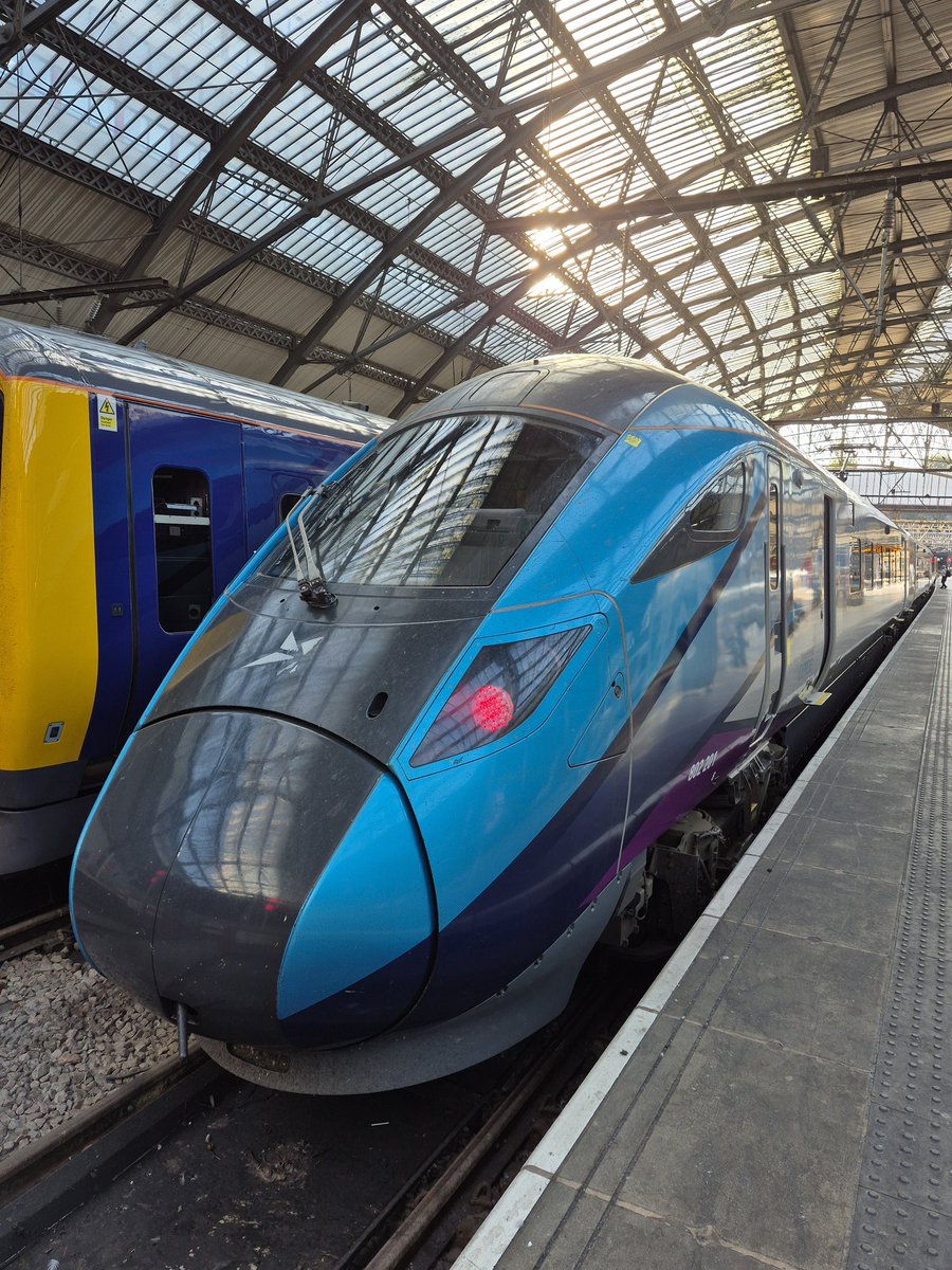 Westfield113594's tweet image. 802 201 is my ride to York this morning  #class802 #LiverpoolLimeStreet #transpennineexpress
