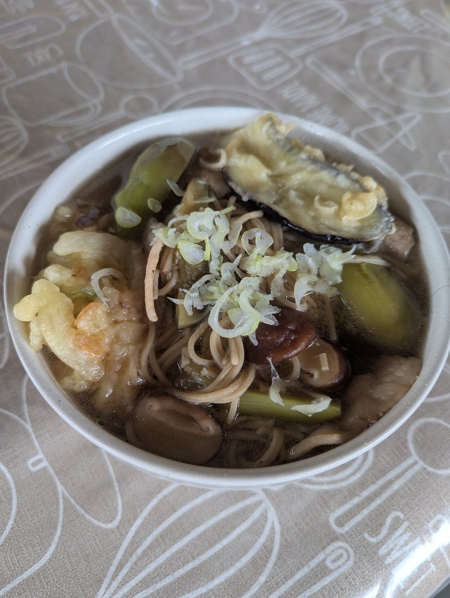 eloop_web's tweet image. 今日のひとりオヤジ飯は
肉茄子野菜天ぷら蕎麦 大盛りです。相変わらず美味そうには見えない🤣😭