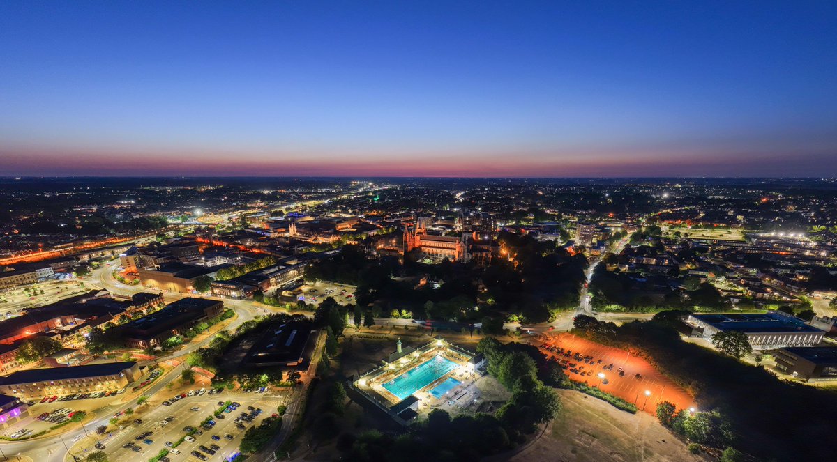 TerryHarris_cn's tweet image. Mightnight Swim at the LIDO #peterboroughuk #dronephotography #aerialphotography #peterborough @peterboroughuk @vivacity @lido_friends