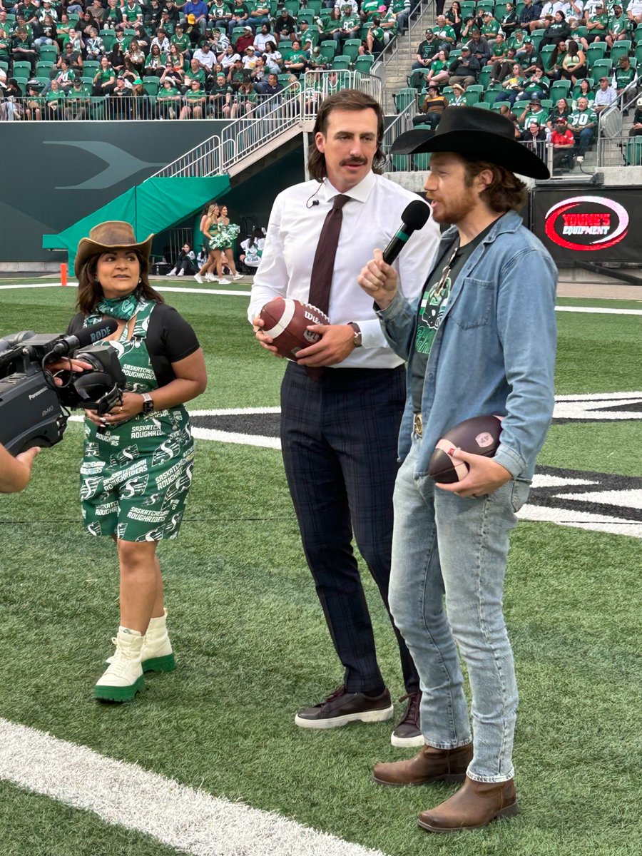 markjohnstonfm's tweet image. Moments before I took on @LWillson_82 in a game of pass, punt, kick. My pass was money, my punt was ok, my field goal was the worse thing to happen in Regina since the Regina Cyclone of 1912.