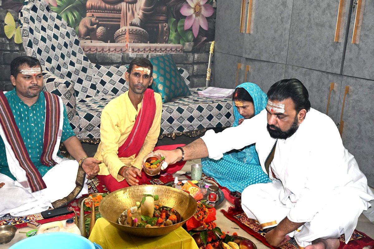 samrat4bjp's tweet image. श्रावणे तु जलाभिषेकं कृत्वा लिंगे निरन्तरम्।
सर्वपापविनिर्मुक्तः शिवलोकं स गच्छति॥

देवाधिदेव #महादेव की आराधना के पावन माह &quot;श्रावण मास&quot; में सपरिवार भगवान शिव का विधिवत जलाभिषेक कर उन्हें दुग्ध, दही, शहद, घृत, गंगाजल और बिल्वपत्र अर्पित किए।

ये पावन मास सभी प्रदेशवासियों के जीवन…