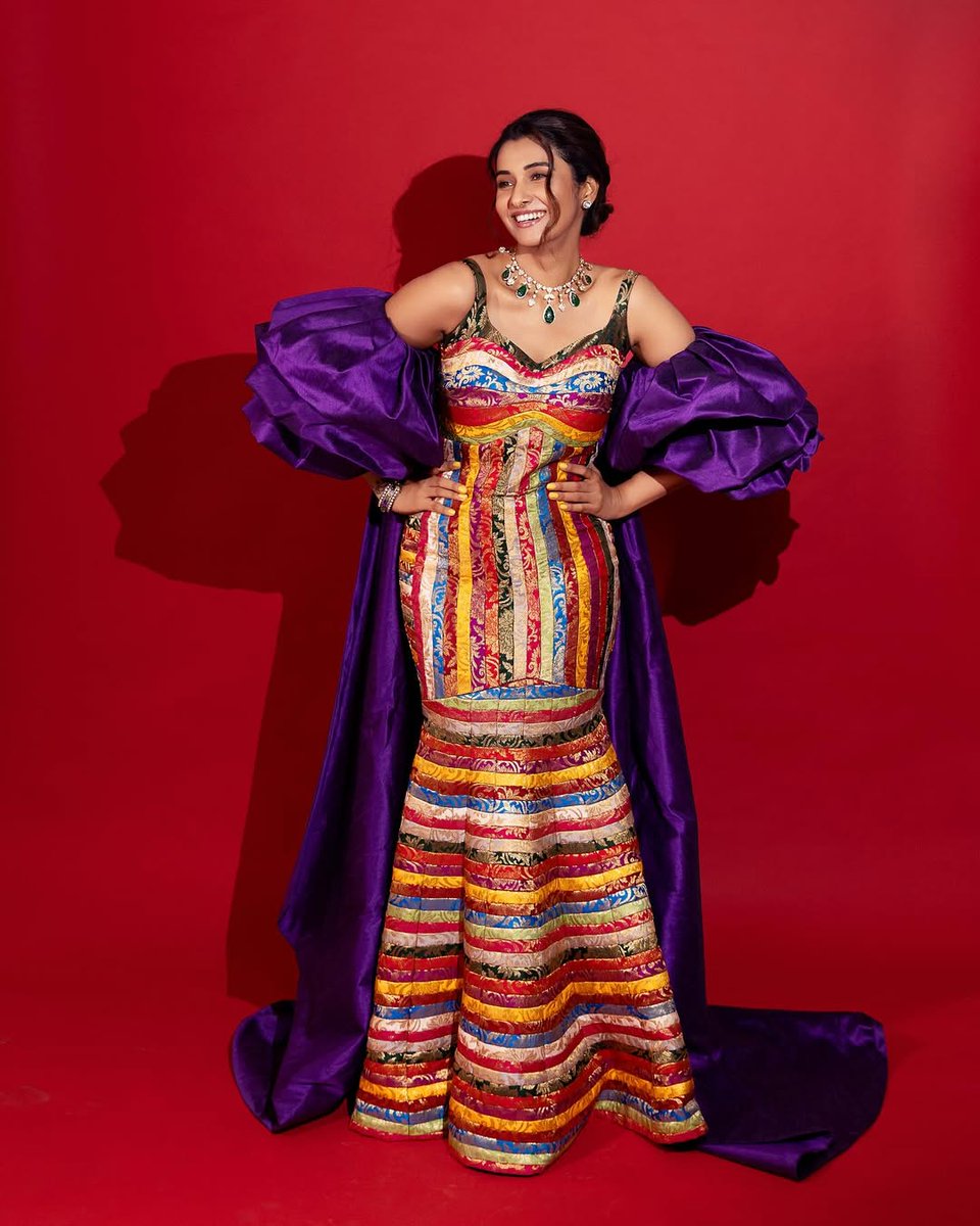 ChennaiTimesTOI's tweet image. Bringing a splash of color to your feed! 💖💃 #PriyaBhavaniShankar stepping into the spotlight in this vibrant dress!

#FashionInspo #ColorfulVibes #FashionGoals
