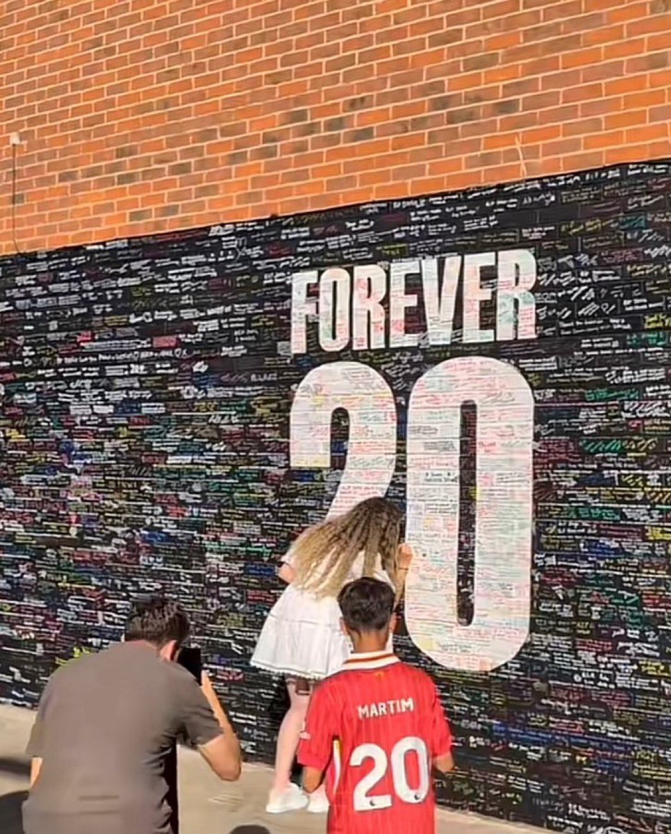 LFCRed25's tweet photo. Diogo Jota’s wife, Rute signing his wall 🥺❤️ #LFC #DiogoJota #YNWA https://t.co/hJsE6N3MT2