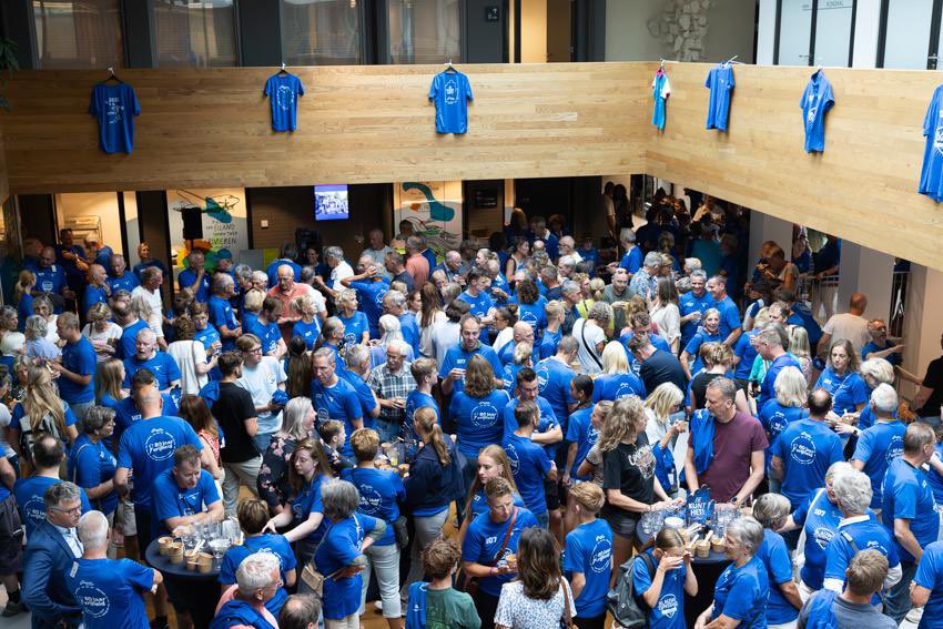 #BlauweDinsdag Gistermiddag de jaarlijkse ontvangst voor Overbetuwse #4Daagselopers om hun blauwe👕te halen. Bijna 350! wandelaars i/h blauw dan moet er natuurlijk een 📷 gemaakt worden. Alle 4Daagselopers heel veel wandelplezier! 🥾💙#4daagse #DagvanElst #feestje #gezelligheid