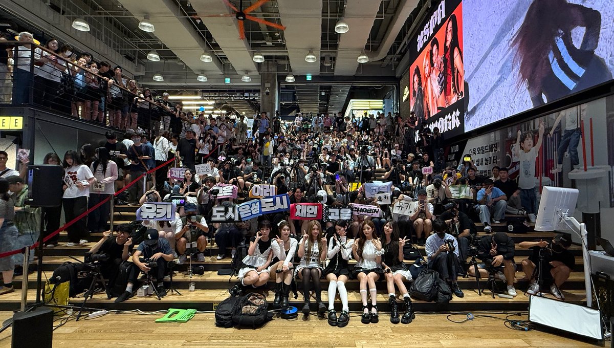 RBW_PURPLEKISS's tweet photo. [#퍼플키스]

플로리와 함께한
‘I Miss My…’ SPOILER BUSKING!
함께해서 더 빛났던, 
잊지 못할 순간이었습니다 ☺️

무더운 날씨에도 귀한 발걸음 해주신
플로리 여러분 진심으로 감사드려요 💜

오는 7월 16일 18시, 퍼플키스의 
2nd Single Album [I Miss My…]에도
많은 기대와 사랑 부탁드립니다!

#퍼플키스 #PURPLE_KISS #I_Miss_My #DOREMI