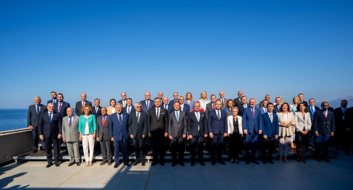 📸 Family Photo 🌍

#DubrovnikForum2025