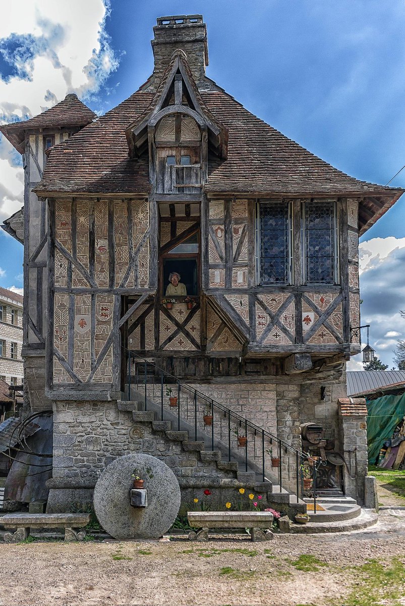 GPics's tweet photo. 🏡 500-Year-Old Medieval House
📍Orne, Normandy, France | Built in 1509

This stunning half-timbered home is a rare survivor of Renaissance-era rural architecture.

— Timber frame
— Decorative infill panels
— Mullioned windows
— Exterior stone staircase
#medieval #france https://t.co/QS240F942w