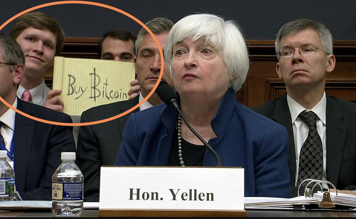 Crypto__Goku's tweet photo. ✍️ Il a juste griffonné quelques mots sur un vieux bloc-notes… et ça a changé des milliers de vies.

« BUY BITCOIN »

Avec ces quelques lettres tracées à la va-vite sur un bloc-notes, et présentées en direct derrière la présidente de la FED, cet inconnu n'aurait jamais pensé que ce 12 juillet 2017 rentrerai dans l'Histoire du Bitcoin.

Découvrez l'histoire incroyable du "Bitcoin Sign".
🧵👇