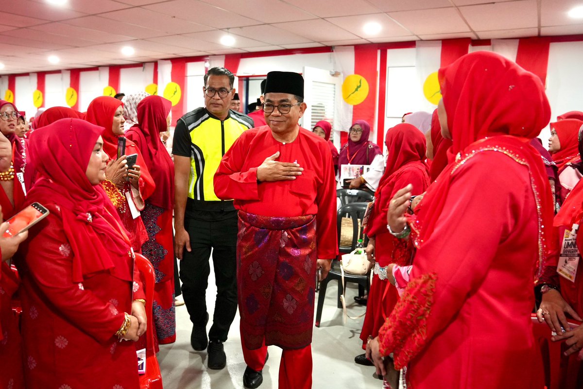 Merasmikan Mesyuarat Perwakilan UMNO Bahagian Kuala Terengganu. Terima kasih diucapkan kepada Ketua Bahagian, Dato’ Mohd Sabri Alwi dan kepimpinan Bahagian atas jemputan dan sambutan baik.

Majlis turut diserikan dengan kehadiran Pengerusi Badan Perhubungan UMNO Negeri