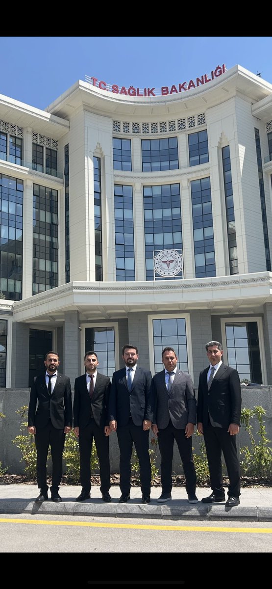 Değerli arkadaşlarım,
Bugün gittik, görüldük ve fark edildik.
Bu elbette ilk temasımızdı; ancak asla son olmayacak.

Başta Sayın Bakanımız <a href="/drmemisoglu/">Prof. Dr. Kemal Memişoğlu</a> olmak üzere, bizleri kurumlarında misafir eden, sendikamızın misyonu (lisansiyersen.org.tr/kurumsal/misyo…)  ve vizyonu