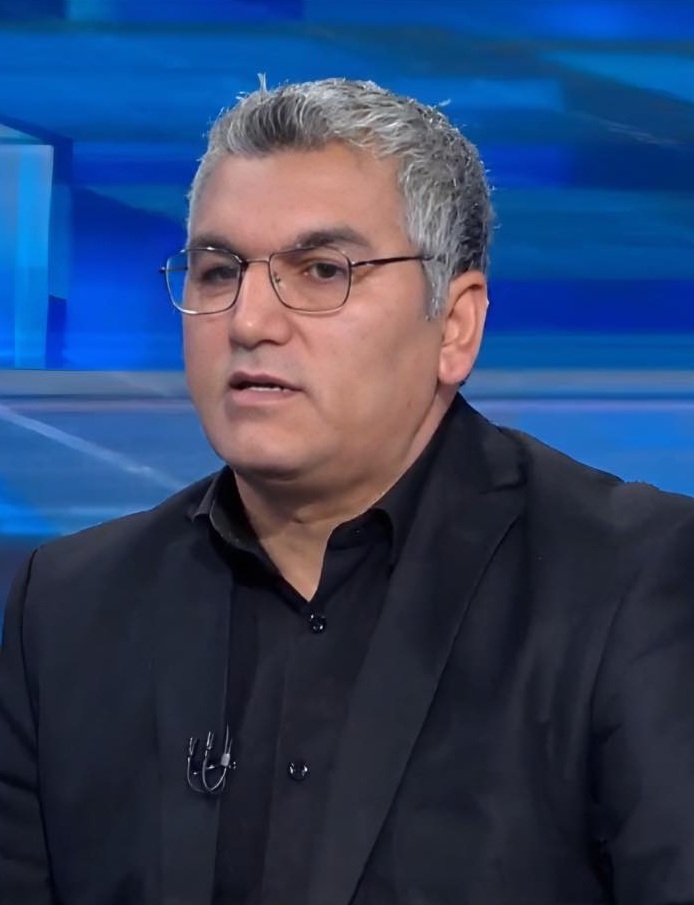 الكاتب والباحث السياسي الكوردي علي تمي: كانوا يعتقدون أنه يشبه "بشار الأسد" معزول شعبياً واجتماعياً، سيتلاعبون به ليل نهار، يبيعونه النفط ذهابًا وإيابًا، ويستخدمون جنوده حُرّاسًا لهم على الحدود مع تركيا وداخل المربعات الأمنية في الحسكة والقامشلي ويبتزونه ليل نهار.
لكن جاءت الرياح