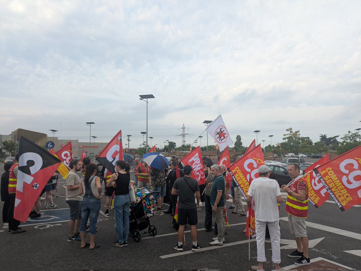 SecoursRougeT's tweet image. 📣 Rassemblement ce matin devant Carrefour Portet en soutien à Jonas, syndicaliste de la CGT menacé de licenciement par la direction du magasin suite à son action syndicale.