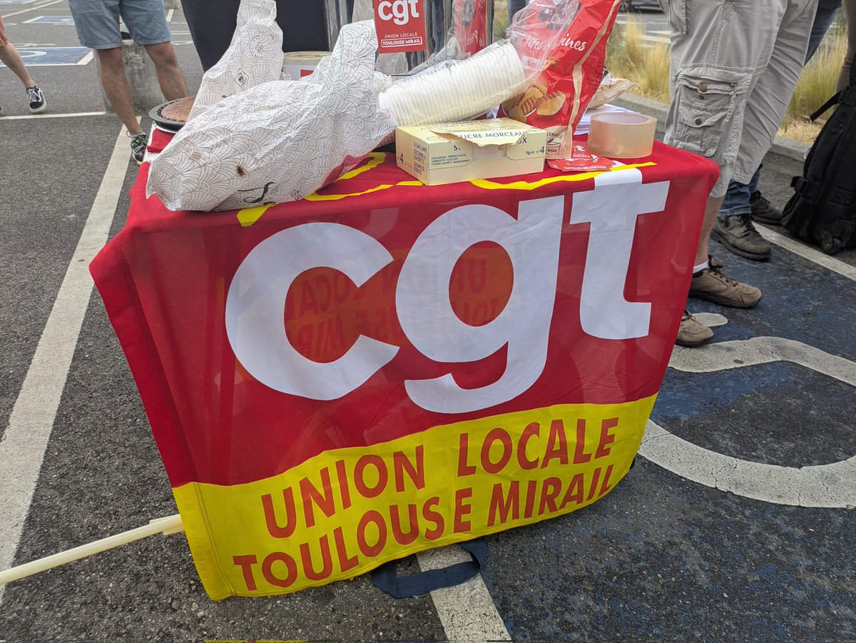 SecoursRougeT's tweet image. 📣 Rassemblement ce matin devant Carrefour Portet en soutien à Jonas, syndicaliste de la CGT menacé de licenciement par la direction du magasin suite à son action syndicale.