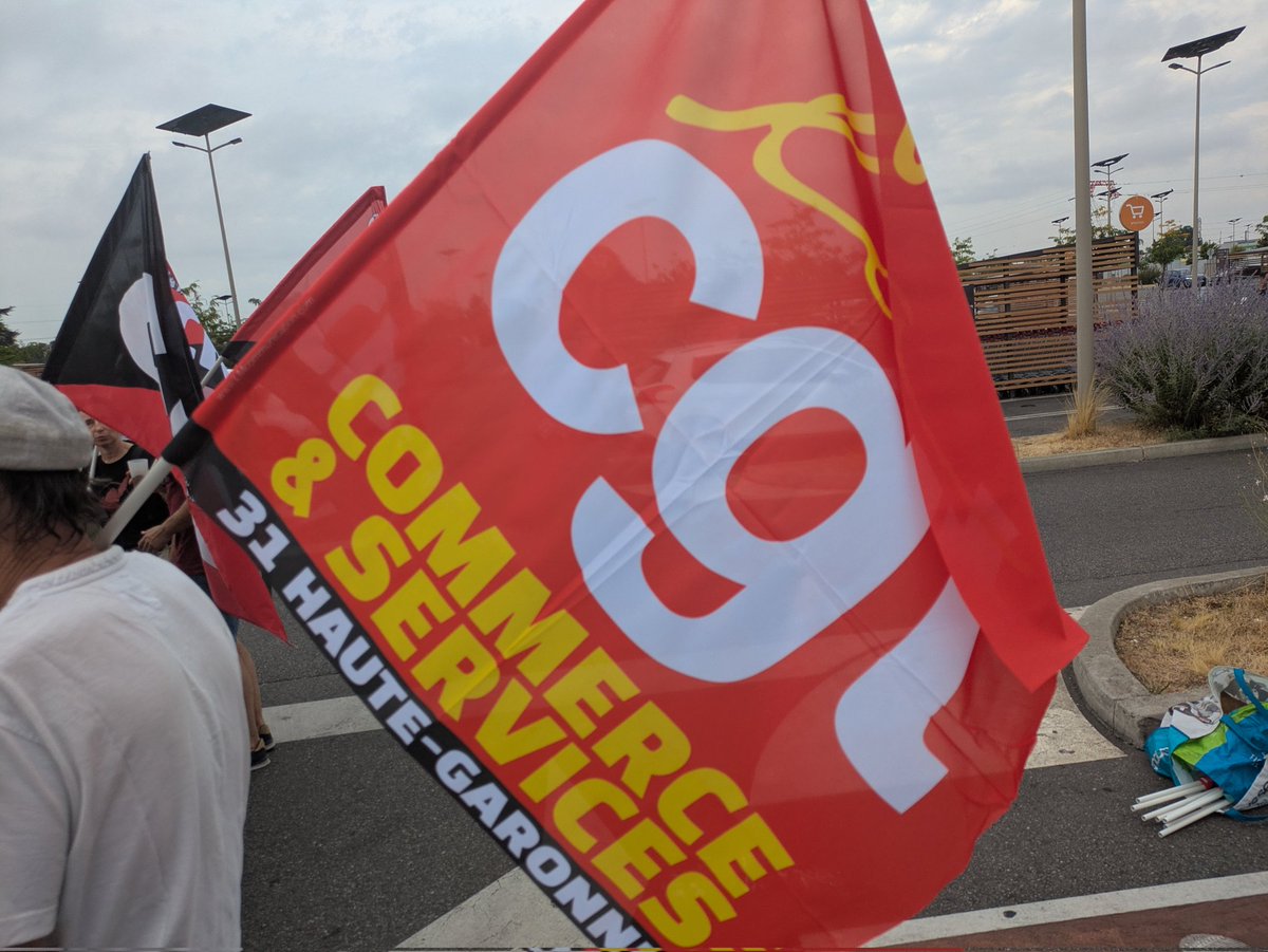 SecoursRougeT's tweet image. 📣 Rassemblement ce matin devant Carrefour Portet en soutien à Jonas, syndicaliste de la CGT menacé de licenciement par la direction du magasin suite à son action syndicale.