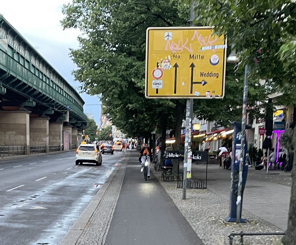 BikerPankow's tweet image. Die kopflosen Fahrer der Lieferantenfahrräder stelle. auf der #SchönhauserAllee inzwischen eine größere Gefährdung dar als die blind abbiegenden Autofahrer. V.a. Geisterradler mit hoher Geschwindigkeit, die beim Fahren noch aufs Handy gucken. Wo ist #FaSta @polizeiberlin?