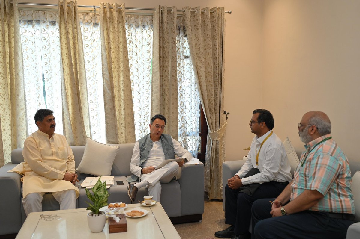 JitinPrasada's tweet image. 📍 जम्मू
🗓️ 12 जुलाई, 2025

विभागीय अधिकारियों के साथ समीक्षा बैठक कर टेक्नोलॉजी और स्टार्टअप को बढ़ाने, सेवाओं को यूजर-फ्रेंडली, इंटरेक्टिव व सहज बनाने पर जोर दिया और सभी कार्यों को कुशलता से सम्पादित करने करने के निर्देश दिए।

#DigitalIndia #jammudevelopment
@GoI_MeitY