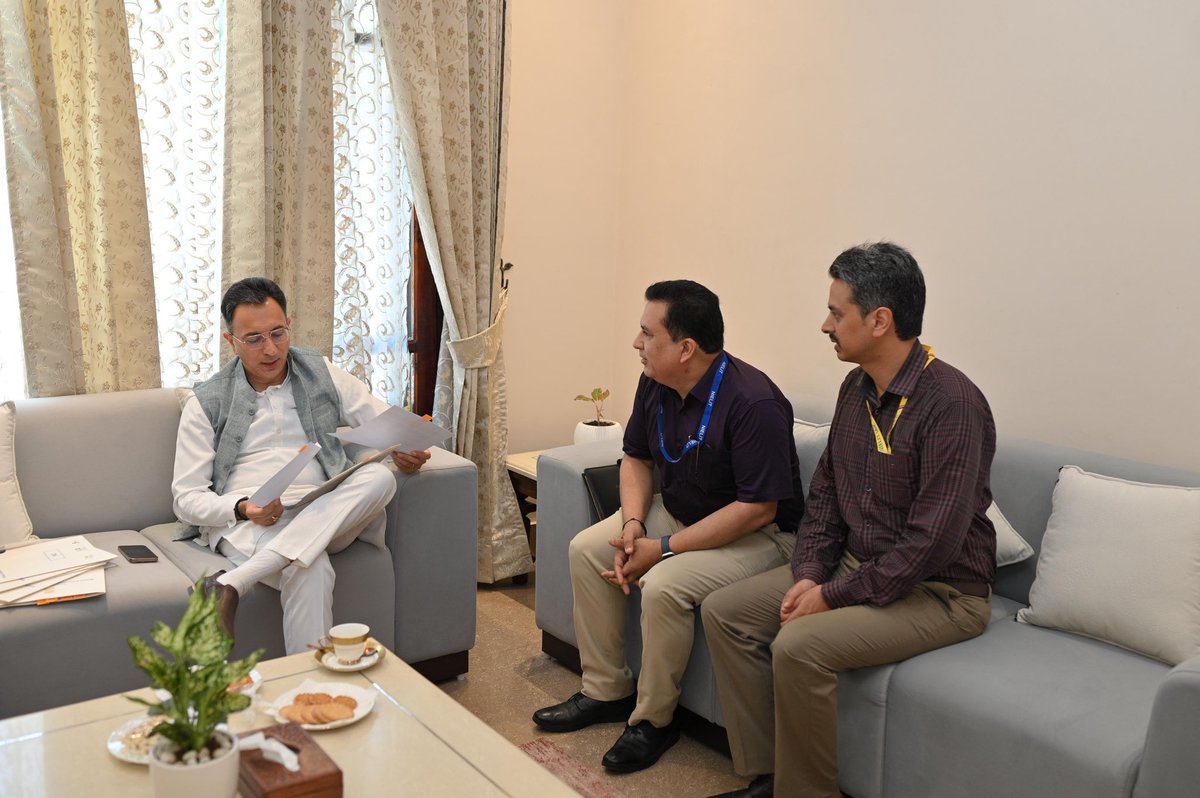 JitinPrasada's tweet image. 📍 जम्मू
🗓️ 12 जुलाई, 2025

विभागीय अधिकारियों के साथ समीक्षा बैठक कर टेक्नोलॉजी और स्टार्टअप को बढ़ाने, सेवाओं को यूजर-फ्रेंडली, इंटरेक्टिव व सहज बनाने पर जोर दिया और सभी कार्यों को कुशलता से सम्पादित करने करने के निर्देश दिए।

#DigitalIndia #jammudevelopment
@GoI_MeitY