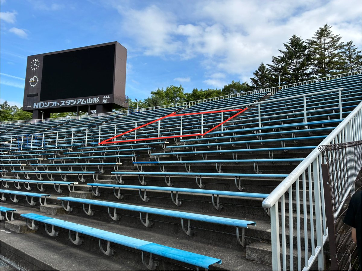 【7/12 山形戦 応援について】

応援の中心は、ゴール裏スタンド3ブロックの内、中央の中段ブロック（画像赤枠）付近で行います。

ぜひ中心に集まって選手を後押ししていきましょう。
熱い応援よろしくお願いします！
#jefunited