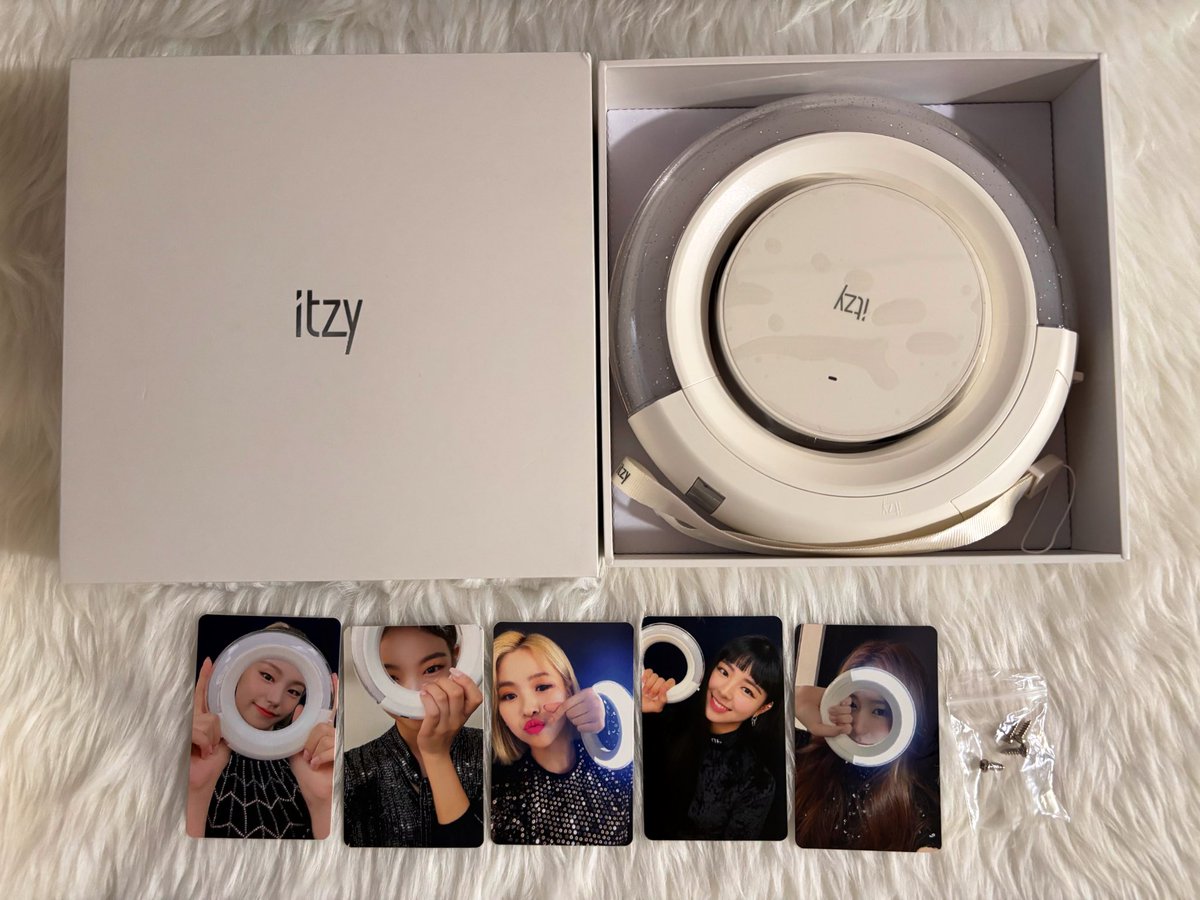 oncecandyph's tweet photo. WTS | LFB | PH #OCPHOnhand 🛒

ITZY OFFICIAL LIGHT RING VERSION 1
— complete inclusions with cradle and photocard set
— used only to check if working (stored on a shelf)

1k
1.7k with light ring case set

itzy light ring v1 yeji yuna ryujin chaeryeong yuna https://t.co/IVawKfTAeY
