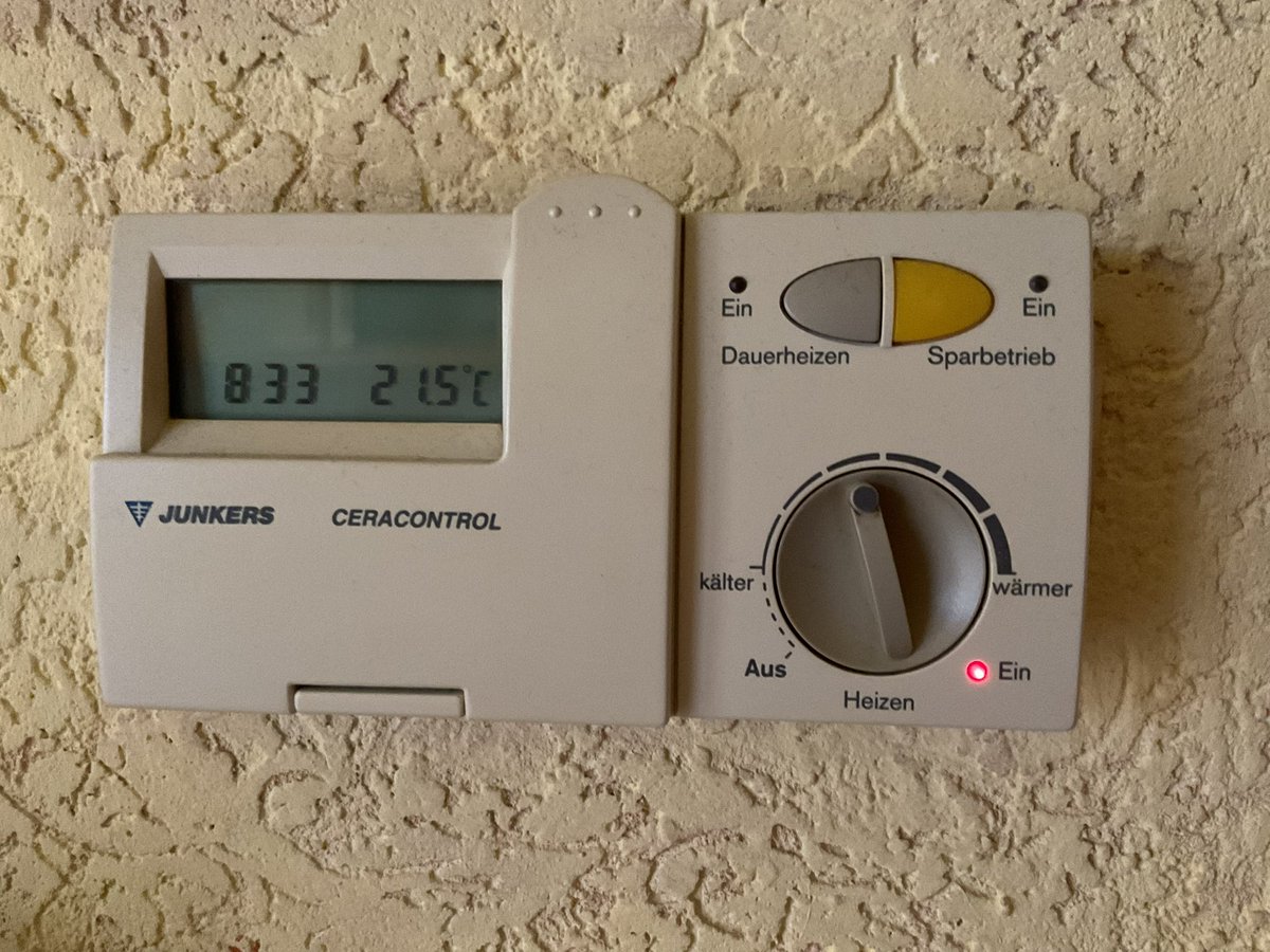 Zeitenspringer's tweet image. Samstag, 12. Juli 2025, Außentemperatur 12 Grad, Regenschauer.
Die Heizung läuft!