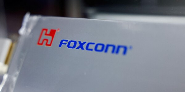 TWIndia2's tweet image. Taiwan’s foxconn hits a record NT$540.2B June revenue despite a 12% dip from May. H1 revenue surged 19.7% YoY to NT$3.44T — a historic high! Strong gains in cloud infra & consumer electronics fuel optimism for Q3.
#Foxconn #Tech #Taiwan #Revenue