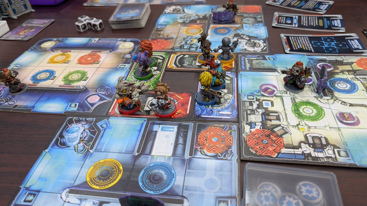 混乱した銀河は優れた指揮官によって平定された
だがその支配はあまりに厳しく、ある祝祭を禁止したために自由主義者達の反乱が勃発
銀河は再び混乱の時代を迎えるのであった……

ミニチュアボードゲーム
スターカディアクエスト
開幕です