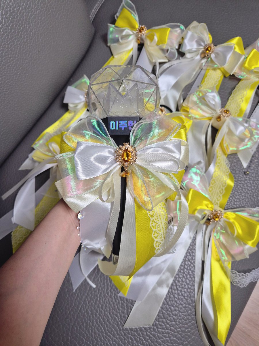 honey_ggulmat's tweet photo. 막콘때 나눔할 응원봉 리본장식💛 
수량 많진 않지만 받아줄 샘들 #rt 해주세요🫶 https://t.co/snnSiLLUjx