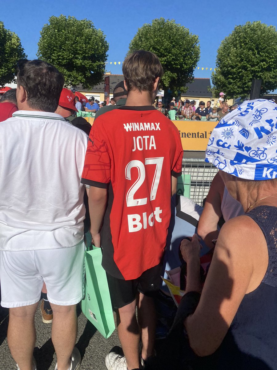 Vu à Saint-Méen-le-Grand ce matin parmi les nombreux maillots du #SRFC présents 🥲