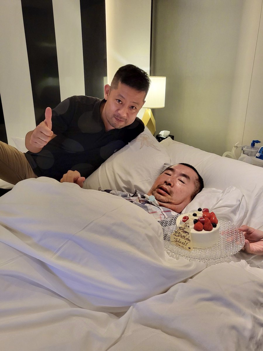 昨日、61歳の誕生日を迎えた家弓社長を、同居人まこととお祝いしてきました〜🎉

当日はマサくんと横浜でラブラブお泊まりしてて、バースデーケーキはじめどんどん食事の幅も広がってるみたい。おかげで太って介助で持ち上げるのが少しキツくなったそうな😂
いろいろ楽しみが増えてきて良き良き✨
