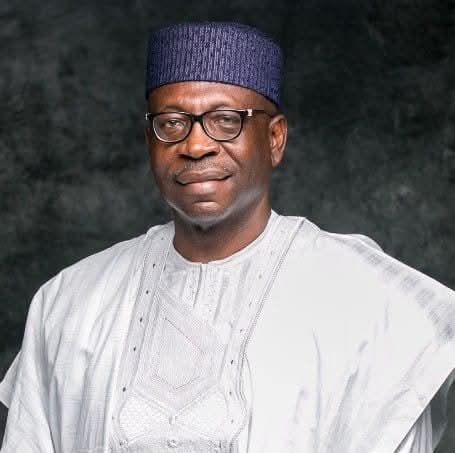 Osholmole need to learn how to be an elder stateman like pastor Ize-Iyamu

Osholmole should take it in good faith
Obaseki defeated and humiliated you in 2020 move on short man.

Stop trying to manipulate Monday Okpebholo to do your fight.

You are a senator
Focus on give Nigeria