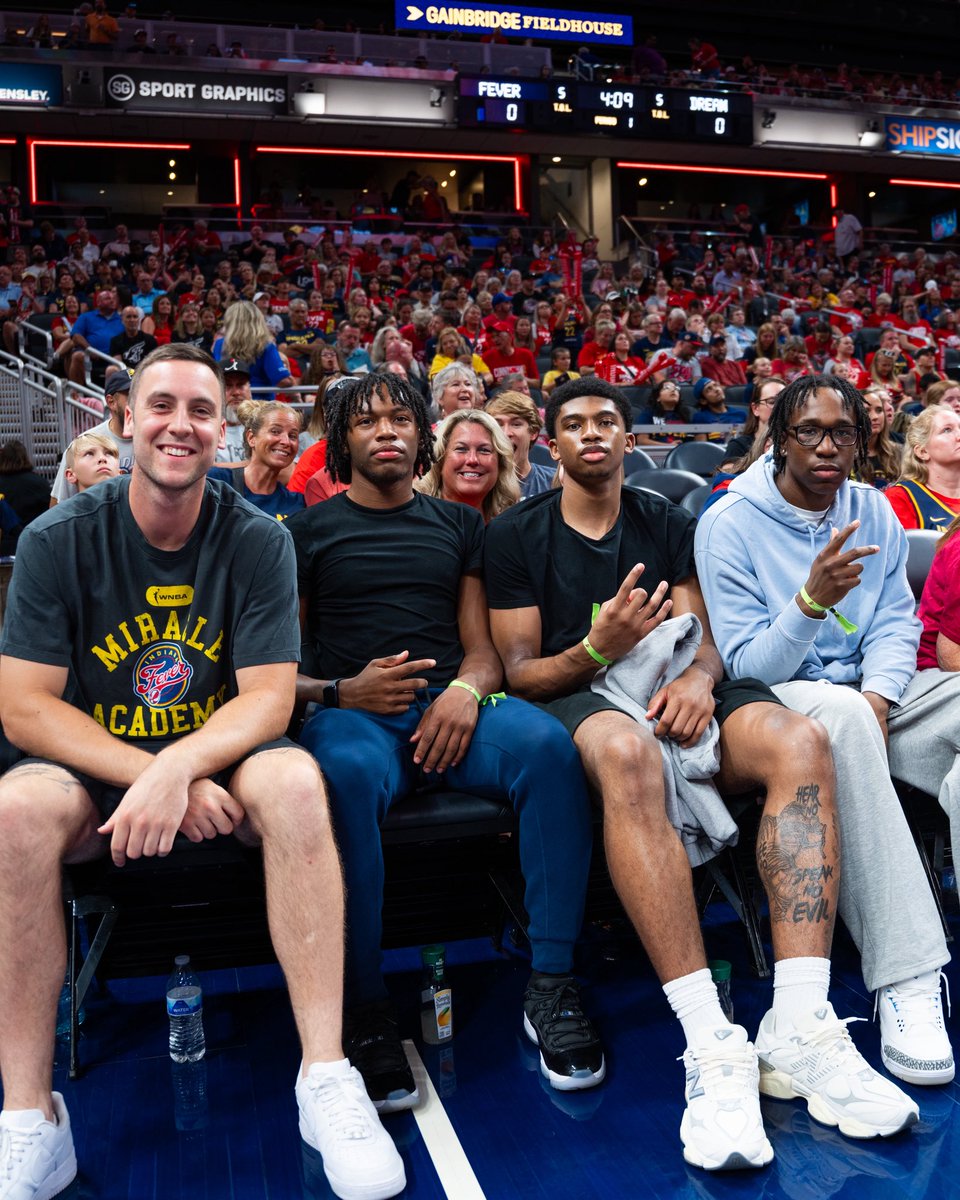 Dawgs courtside for the W. 🔥 <a href="/IndianaFever/">Indiana Fever</a> 

#DawgsOnly x #KnowYouKnow