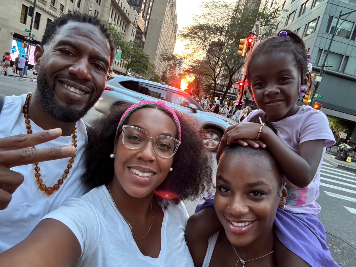 JumaaneWilliams's tweet image. I've been vowing to do some more touristy type stuff
Not sure if #Manhattanhenge fully counts but 49 years in NYC and finally took a look