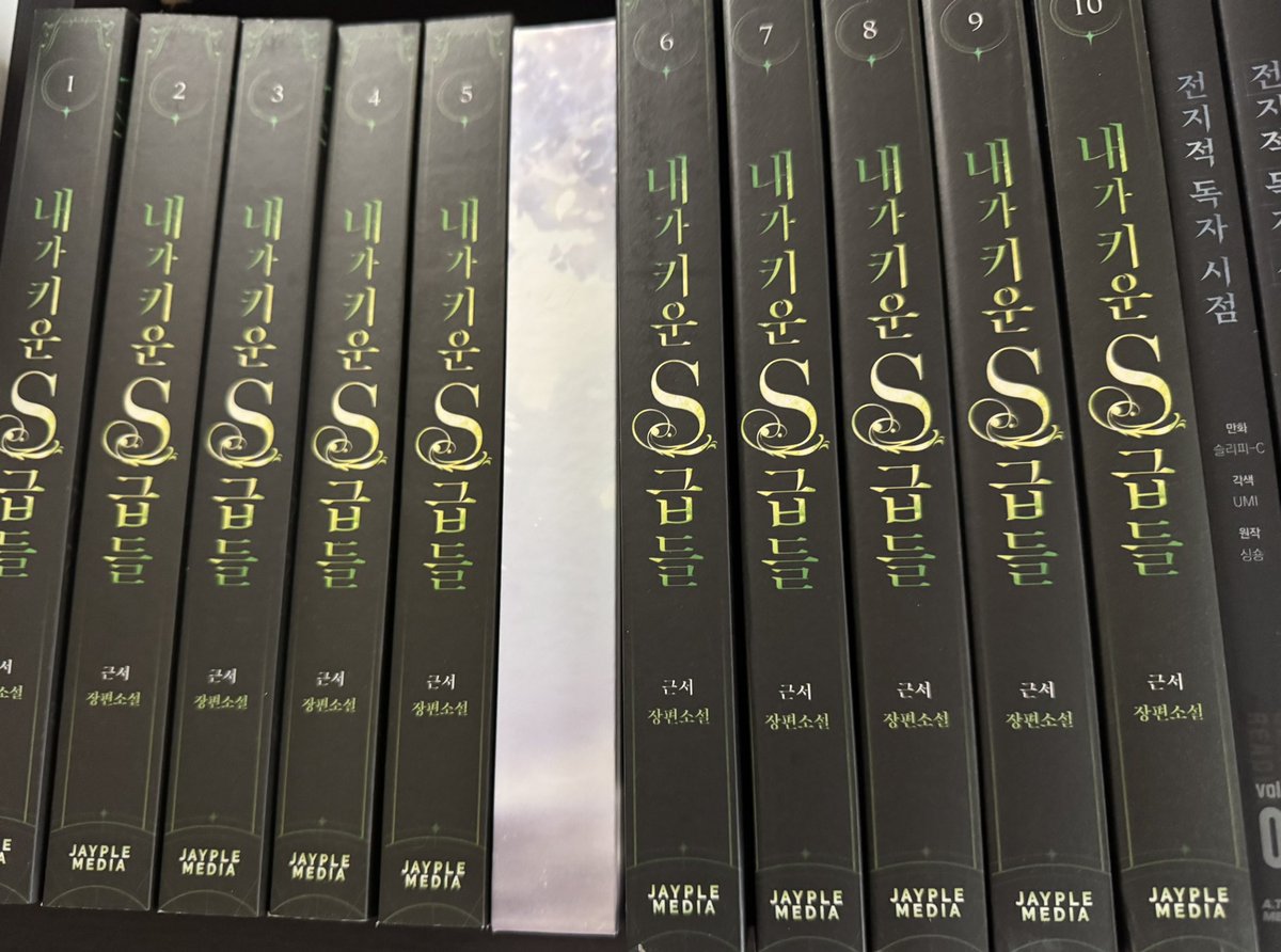 早く敷き詰めたい！でもあまりに本棚を圧迫してるのとぬいやグッズ類も沢山あるのでこの際내스급 棚を作るか…？と検討中🤔