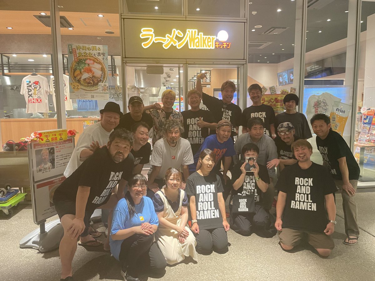jagurakoenji's tweet photo. @blackcat_0127 私を始めラーメン店主仲間も皆ショックを受けました。なんとか弔いたいと思い、皆でコッチのTシャツを着たり、偲ぶ会をしたりとしてます。
本当に良い漢でした。皆に愛されてました。 https://t.co/aE42f5d31l