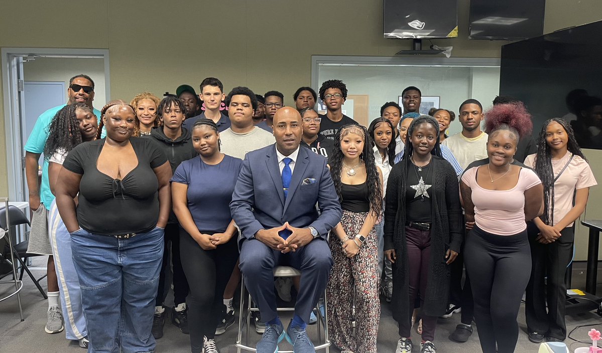bootsyvegas's tweet image. Thank you Sooooooo much @shomaristone for the amazing conversation, media Gems & just sincere, genuine love & inspiration today provided to the @DCDPR Deanwood Radio broadcast students today please know you where beyond outstanding Shomari Thank you again. #dprprograms…