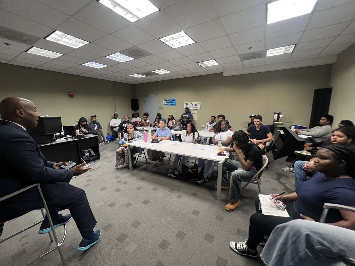 bootsyvegas's tweet image. Thank you Sooooooo much @shomaristone for the amazing conversation, media Gems & just sincere, genuine love & inspiration today provided to the @DCDPR Deanwood Radio broadcast students today please know you where beyond outstanding Shomari Thank you again. #dprprograms…