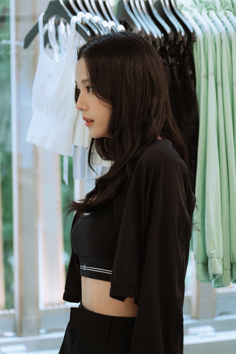 jisooschart's tweet photo. JISOO mentioned in L'Officiel Vietnam article about workout brands that are dominating IT-Girl's Instagrams.

"If you love trends from Europe and America, you must have heard of ALO Yoga - a brand promoted by names like Jenner sisters and #JISOO." https://t.co/9HR9zGyydE https://t.co/5VjFisATXI