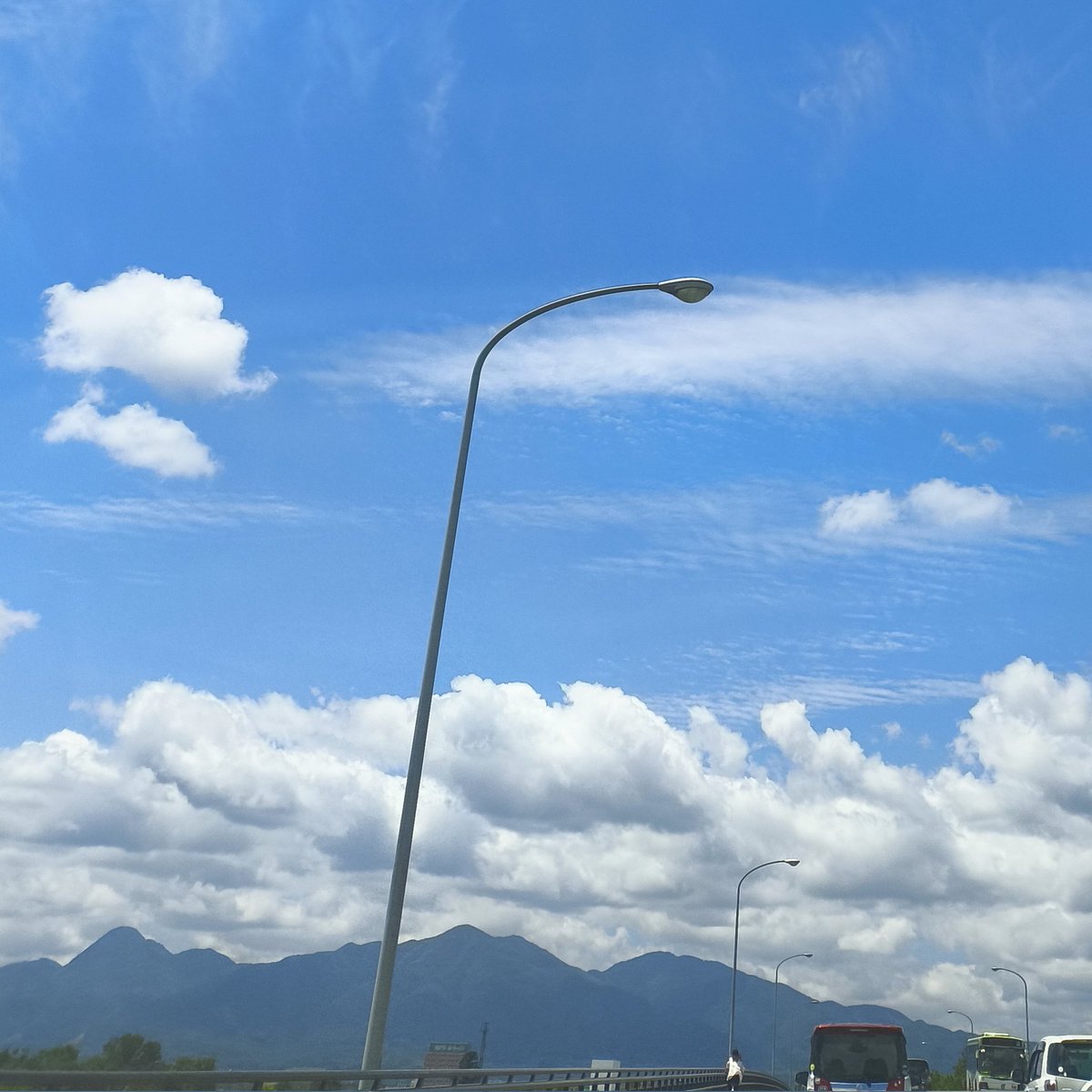 こんにちは
盛岡から南に向かいます

晴れていて眩しい

素敵な土曜日になりますよう🍀✨✨
皆様の小さな幸せが叶いますように🌼

#イマソラ    #青空