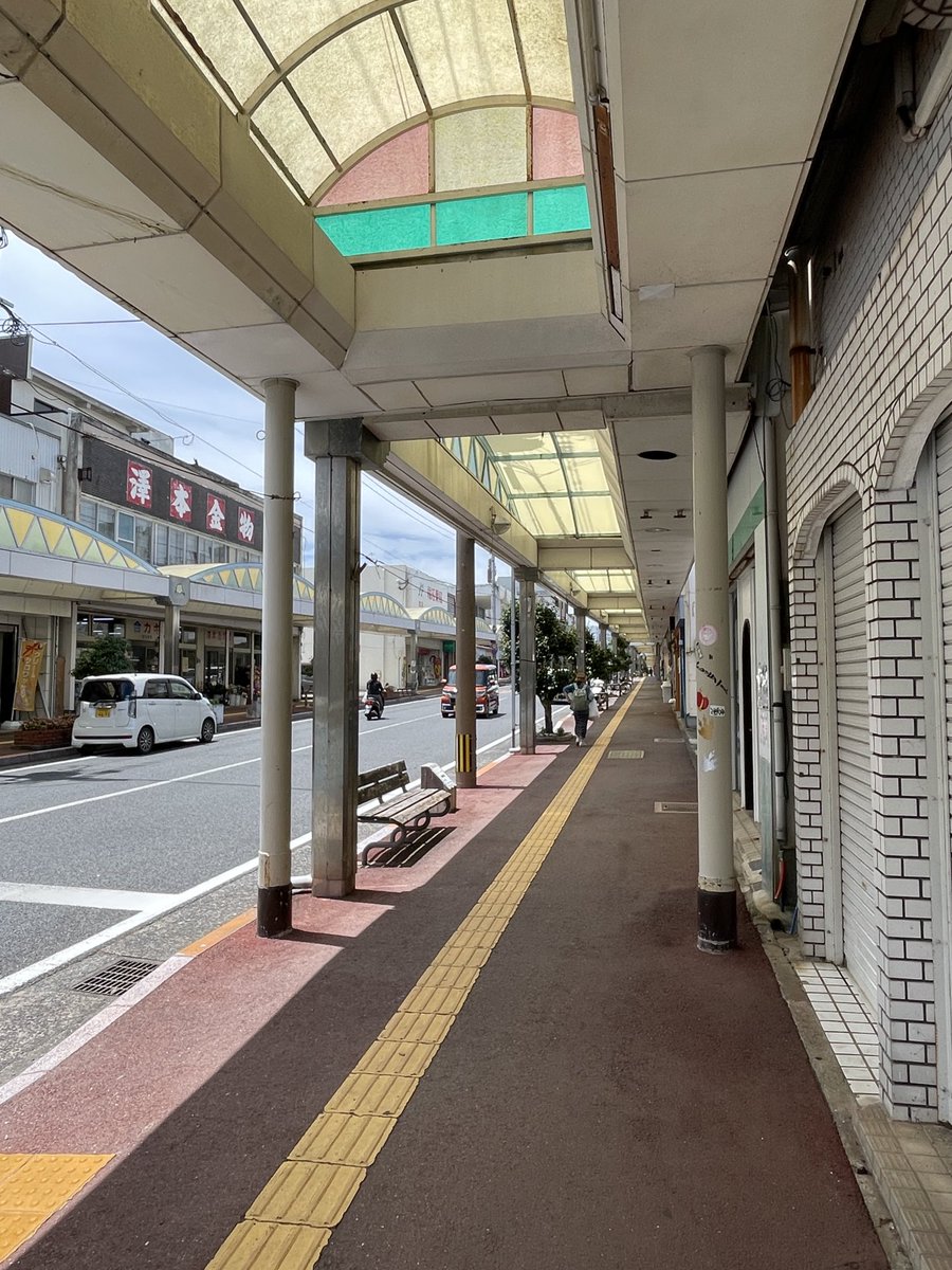sayyama3449496's tweet image. 穂含月の島の蒼翳」

五島福江島
中央町アーケード商店街

旧福江市街は昭和37年
「福江大火」と呼ばれる大火災で
市街中央部の大半を焼失

再建の際に
日本の離島地域では初の
アーケード街を採用しました

私が子供の頃の週末は
この通りが人で溢れたなぁ
#五島福江島 #アーケード街