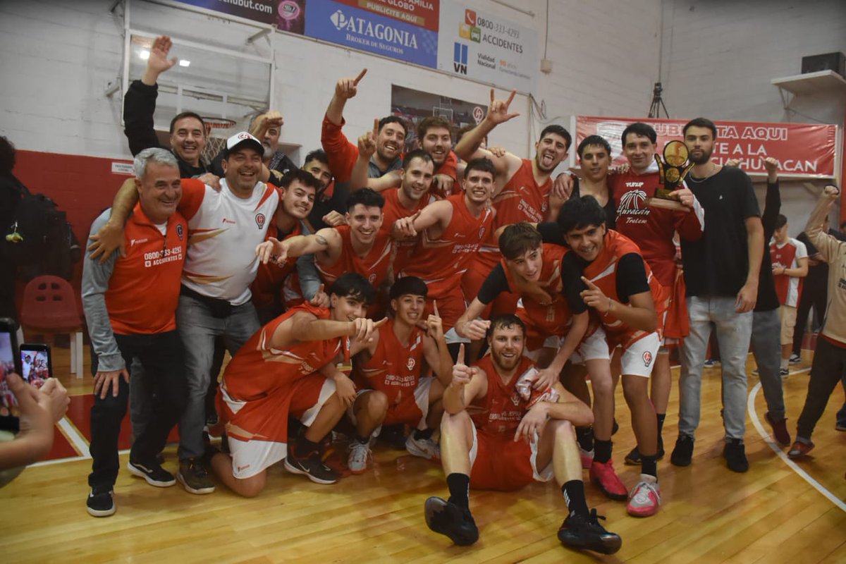 #Basquet🏀 <a href="/HuracanTrelew/">Huracán de Trelew</a>  gritó campeón luego de 14 años! 

Venció a <a href="/BrownDeMadryn/">Guillermo Brown</a> por 87-76 en un Atilio Viglione colmado, y se quedó con la serie final del Torneo Apertura  de la #ABECh por 3-1. #Trelew #Chubut 

📷 <a href="/JornadaChubut/">Jornada Medios</a>