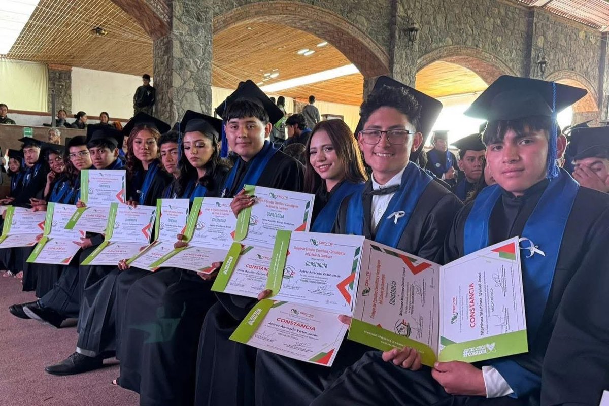 #Municipios | Al cierre del ciclo escolar 2025, un total de dos mil 809 estudiantes del <a href="/CECYTEQueretaro/">CECyTE Querétaro</a> recibieron la documentación que acredita la culminación de su educación media superior, permitiéndoles continuar con su formación universitaria o incorporarse al sector