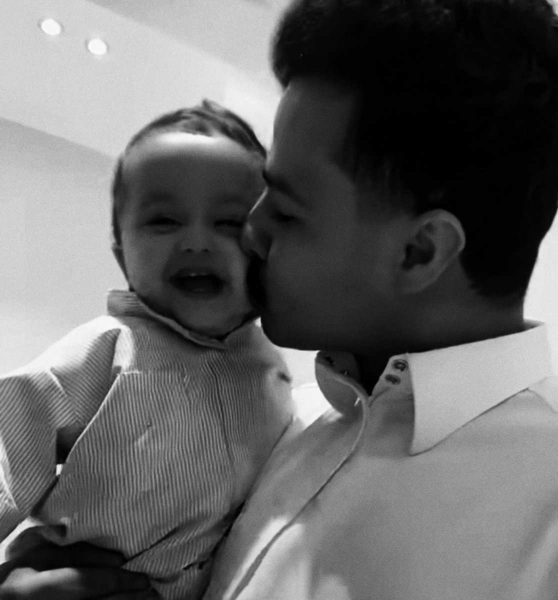 #زايد_سابر 

تبسّم نعنبو من لامني في ضحكتك ورضاك
تبسّم وأخذني من عالمي إلى عالمٍ ثاني

تبسّم لي فداك اللي مضى واللي بقى يفداك
ترى لولا غلاك وضحكتك ما بعت خلّاني

ولا جيت أتدارك ما بقى من فرحتي وألقاك
وأبيع العمر كله لا أبتسّم ثغرك على شاني"ㅤ