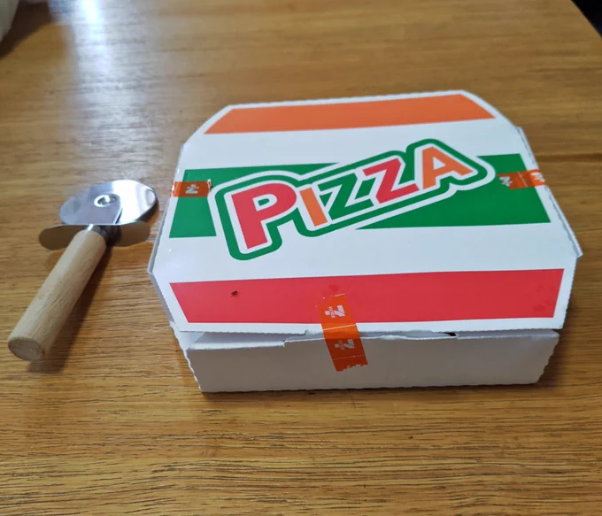 セブンイレブンで焼きたてピザを買ってきたキノコ、ムール貝、シーフードミックスを加えてシーフードピザを作ったのでいただきます