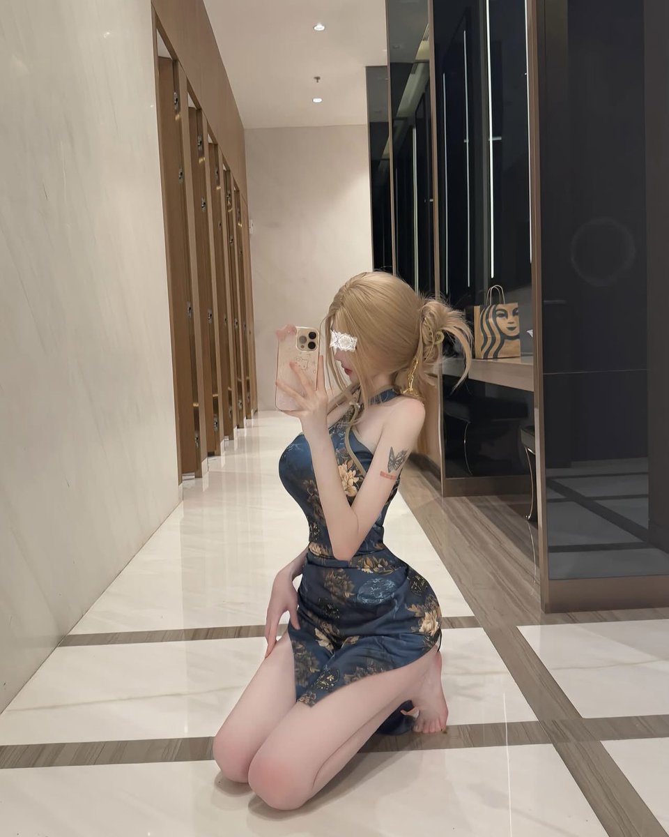 闺蜜好看吗，但怎么在厕所不穿鞋子拍照😯