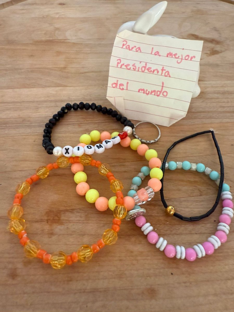 En la inauguración del Estadio de La Ceiba, cinco niñas me regalaron estas pulseras hechas con sus manos.
Una señora me abrazó y me entregó su anillo con los ojos llenos de emoción.

Ese gesto no se olvida.
Es el alma del pueblo hablándome al corazón.
Así se siente la