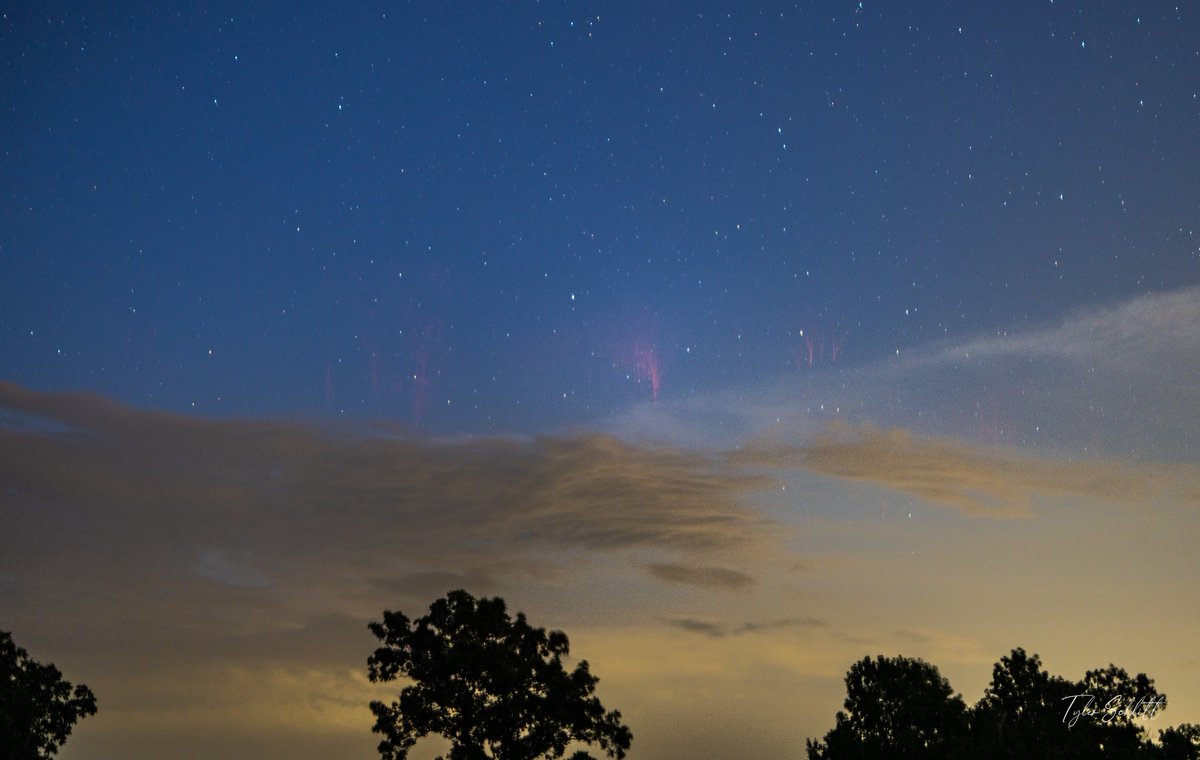 Stormchaser_TS's tweet image. I have been sitting outside for the last hour or so watching sprites with the naked eye from the backyard.
#mowx