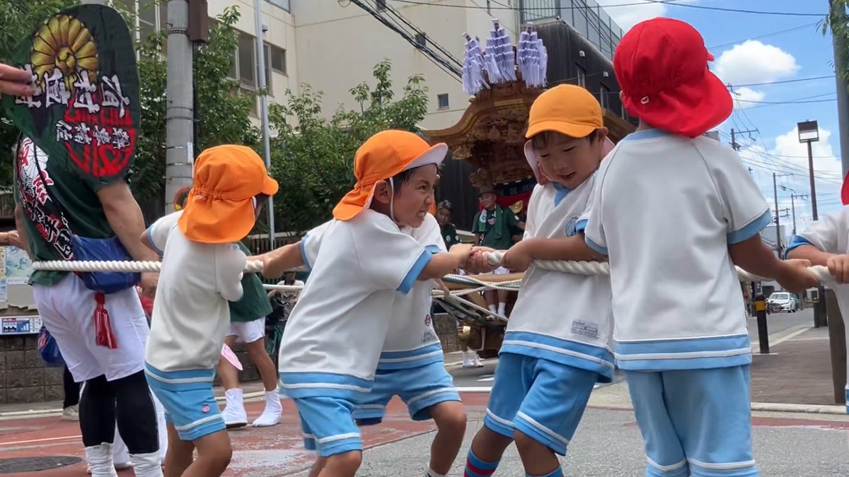 eishin0804's tweet photo. #地車 #だんじり #夏祭り #園児曳行
 #festival #諏訪 #城東区 #なごやか #猛暑
2025年7月12日大阪市城東区諏訪地車
夏祭り宵宮曳行、地元の園児参加の
ふれあい曳行！猛暑の中ですが、青年団
の方々も団扇で園児達を目一杯あおいで
ました。良い思い出になればいいねぇ。 https://t.co/qLOFJn4j5C