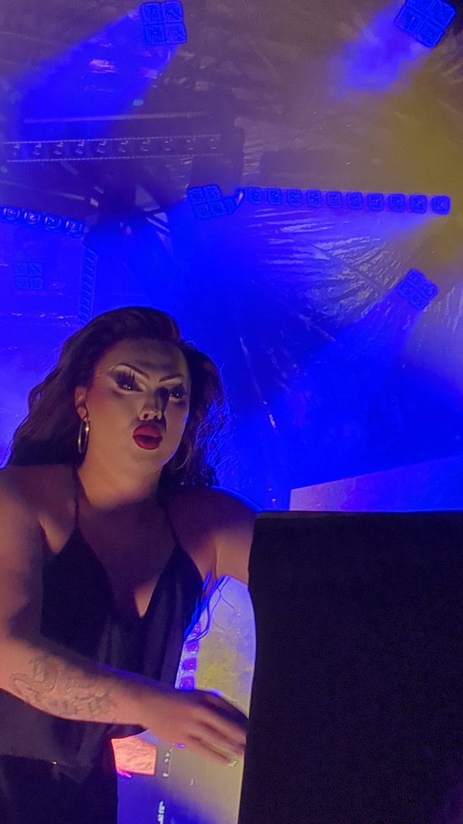 mama2Anna0503's tweet photo. Last post of Nearah's performance that took over my brain. Aside from the two clips I also got some really nice pictures while filming. @nearahnuff if there's a photo that doesn't show you in all your stunning beauty let me know and it'll be removed. https://t.co/dImsUG3AXj